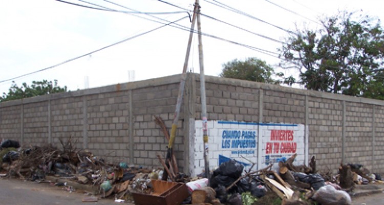 Esquina de basura en 1ro. de Mayo 1 1811 3 C